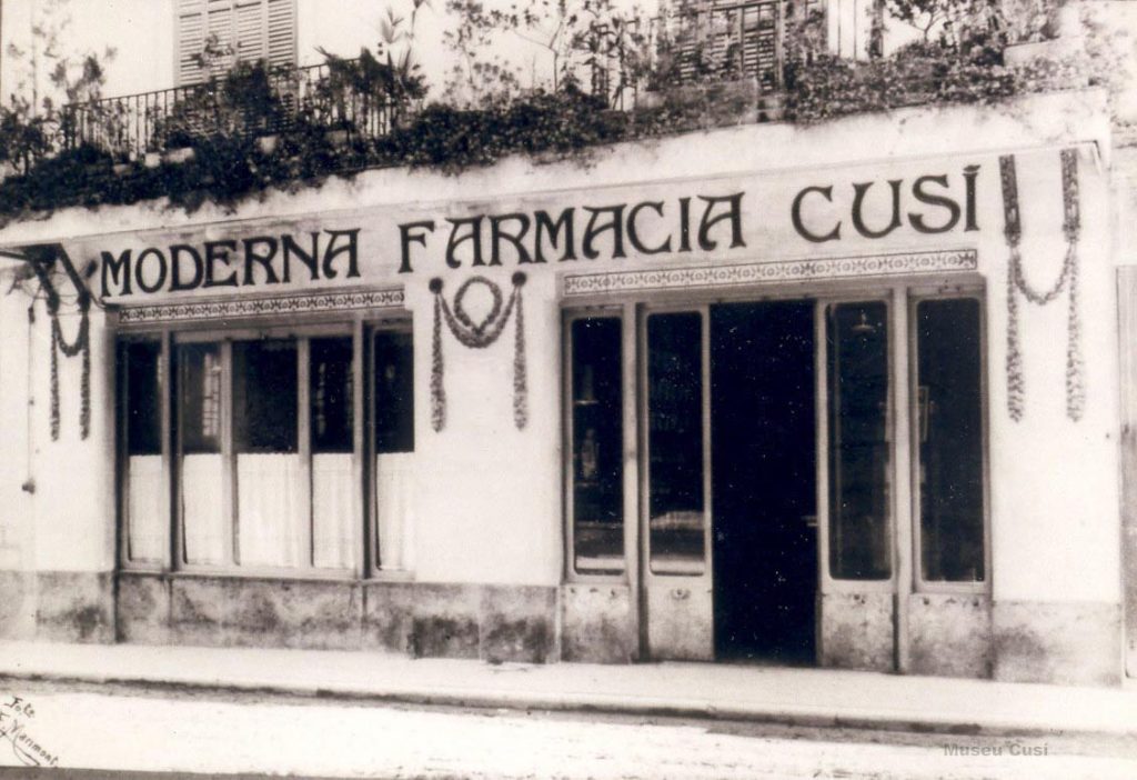 Façana de la Moderna Farmàcia Cusí fundada per Joaquim Cusí l’any 1902 a Figueres.