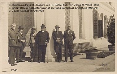 1928 Visites als laboratoris: d'esquerra a dreta: D. Joaquim Cusí, D. Rafael Cusí, Dr. Josep M. Vallès i Ribó, D. Anicet Barcial (inspector Sanitat província Barcelona), Sr. Esteva (Mataró), D. Javier Palomas.