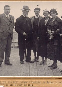 1933 Drs. Amann y familia de Suiza y Dr. Khalil del Cairo con Simón Corominas.