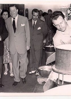1956 Esteve Missé treballant a les pomades.
