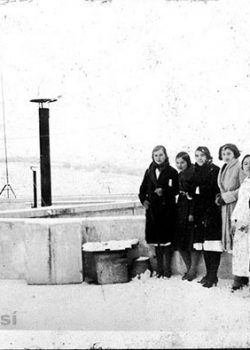 1946 Grup de noies al terrat de l'edifici principal després d'una nevada. La segona per l'esquerra és la Antònia Roca i la de la bata blanca la Quimeta Bueno i la de més a la dreta la Mercè Salmuri.