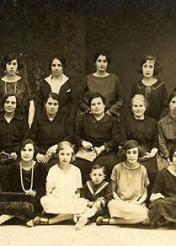 1922 Personal femenino que trabajaba en los Laboratorios de Figueres antes del traslado de algunas de ellas a trabajar en el Masnou.