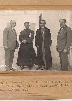 1929 Visita efectuada pel Bisbe de Santa Rosa de A. Colòmbia, Miguel Ángel Builes, amb Rafael i Carles Cusí.