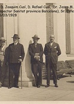 1928 Visitas en los laboratorios: de izquierda a derecha: D. Joaquim Cusí, D. Rafael Cusí, Dr. Josep M. Vallès y Ribó, D. Anicet Barcial (inspector Sanidad provincia Barcelona), Sr. Esteva (Mataró), D. Javier Palomas.